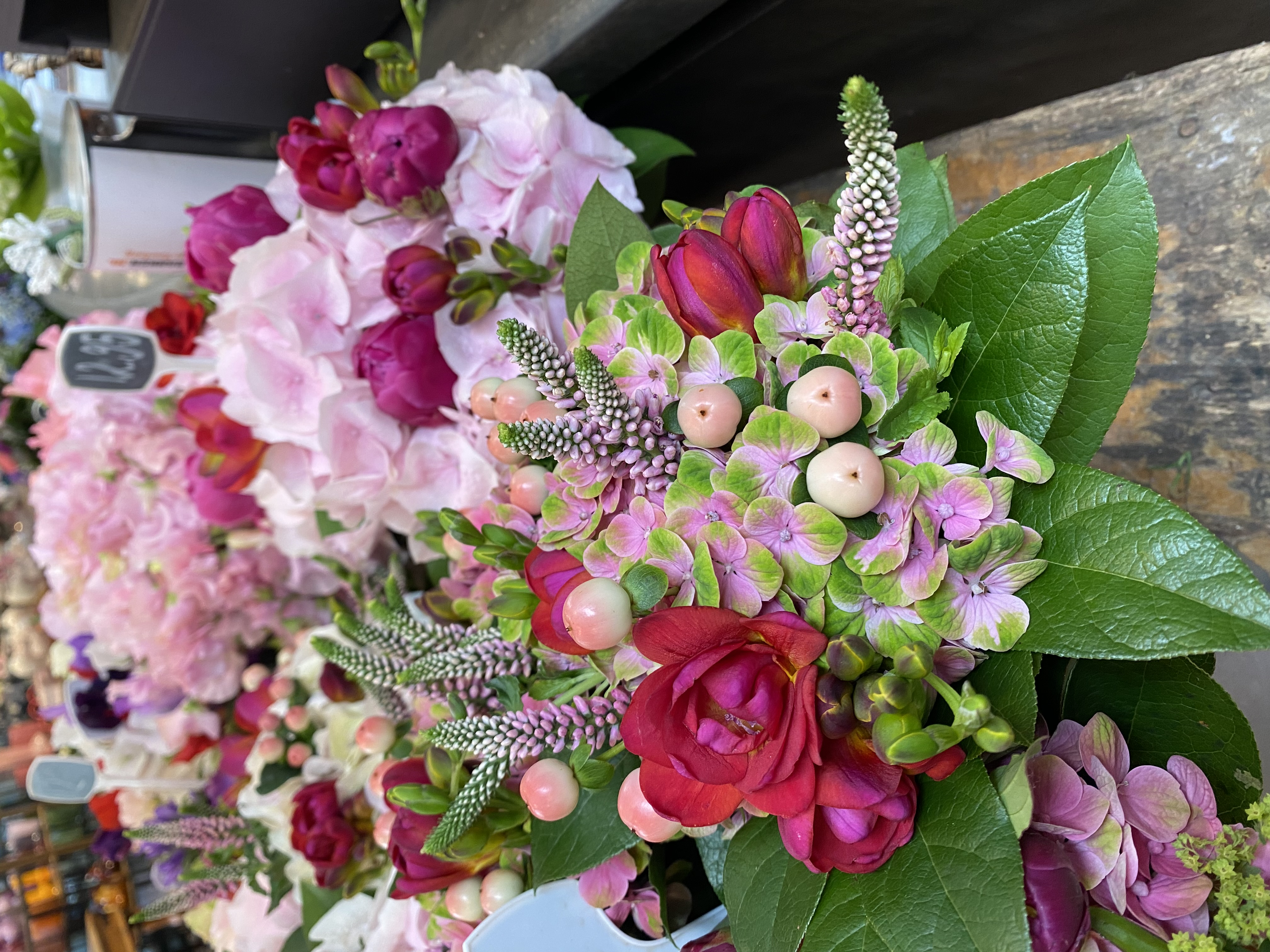 Een kleurrijk boeket met verse bloemen